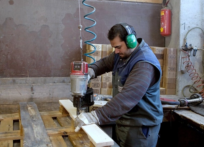 Fachgerechte Palettenreparatur durch unsere Mitarbeiter